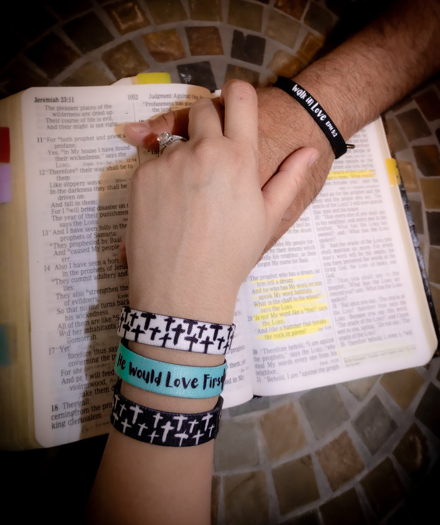 WWJD Elastic Wristband | Truthful Lips